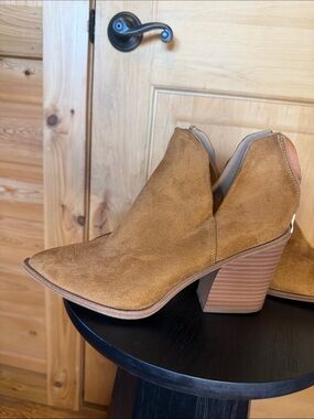 Jessica Carlyle Women’s Suede Ankle Booties in Tan